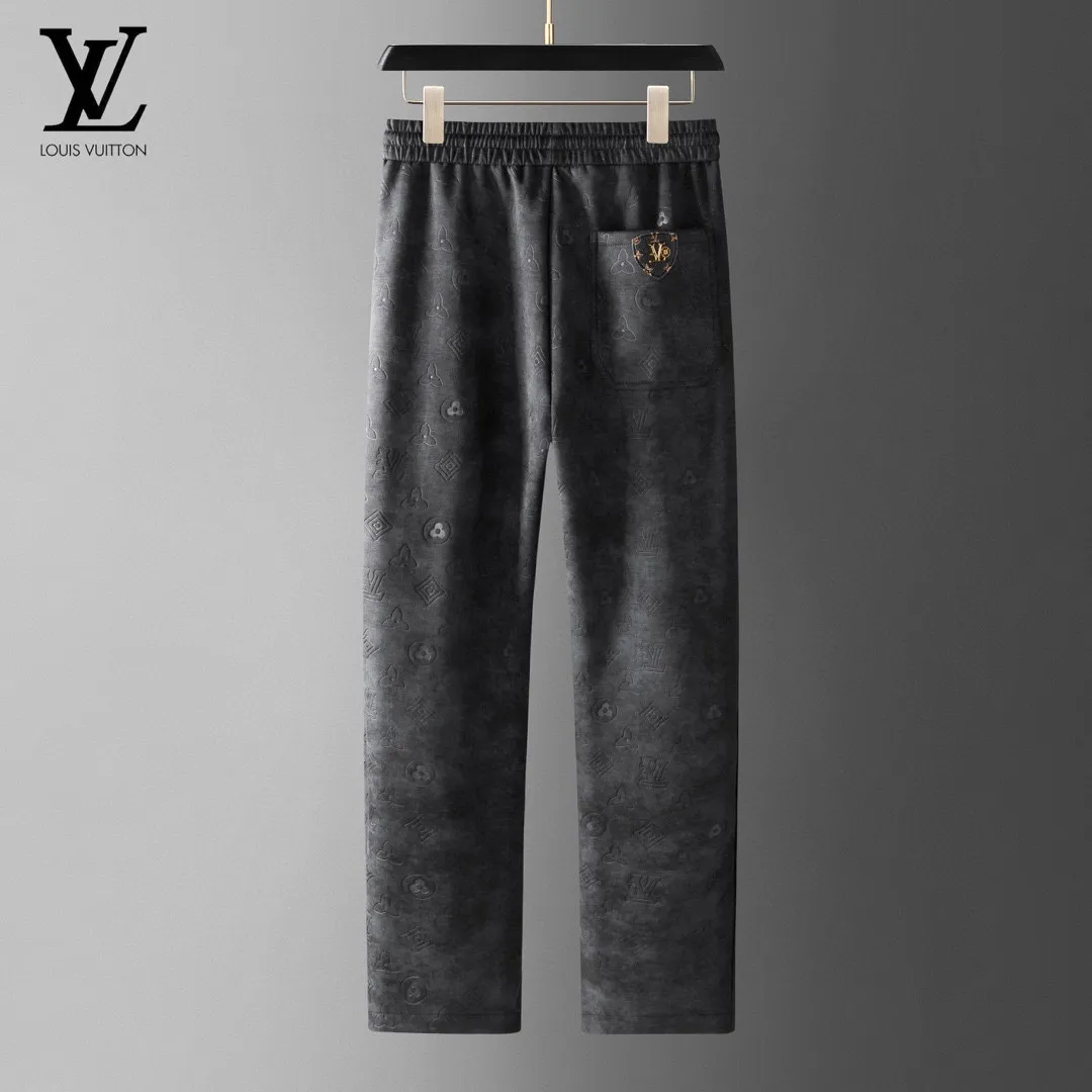 🅿️620 [LV Louis Vuitton] hot-selling suit is coming. Focus on the original version of the official website. 2025 new hot-selling cardigan and sweatshirt suit. The original order is the best. 🇭🇰The meticulous work of top designers. It has a fitting and perfect upper body effect. All-natural high-quality Tencel Roman cotton 100%, close-fitting comfort, noble and elegant! Original hardware embodies elegance and nobility! Counter size: M-4XL (up to 190 pounds)